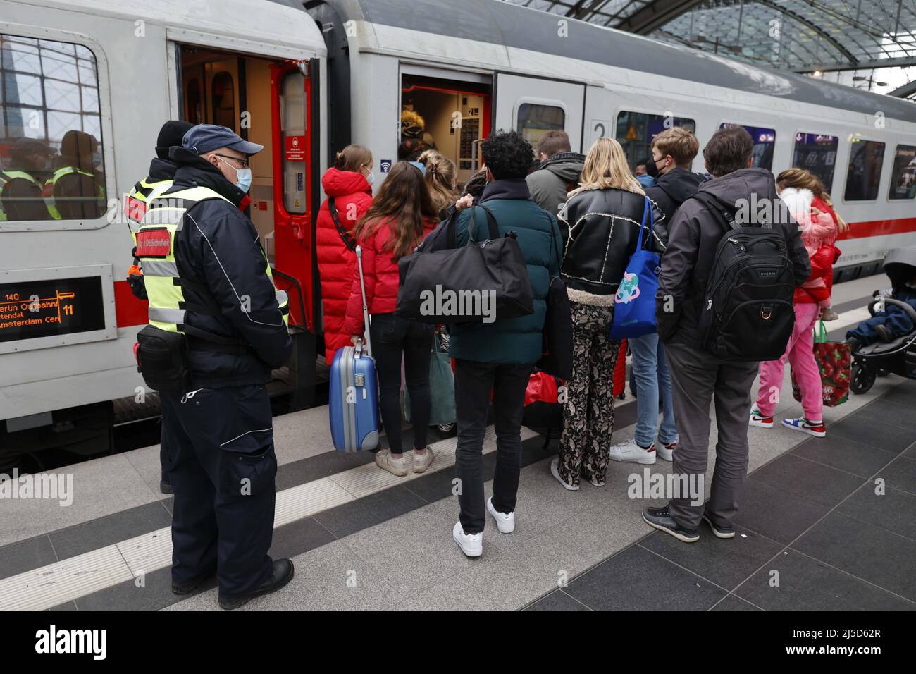 Berlin, 03.03.2022 - Refugees from Ukraine board a train to Amsterdam at Berlin Central Station. Thousands of refugees from Ukraine have already arrived in Germany. [automated translation] Stock Photo