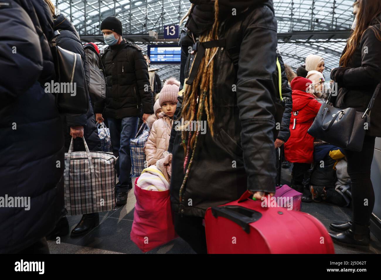 Berlin, 03.03.2022 - Refugees from Ukraine arrive with their children at Berlin Central Station. Thousands of refugees from Ukraine have already arrived in Germany. [automated translation] Stock Photo