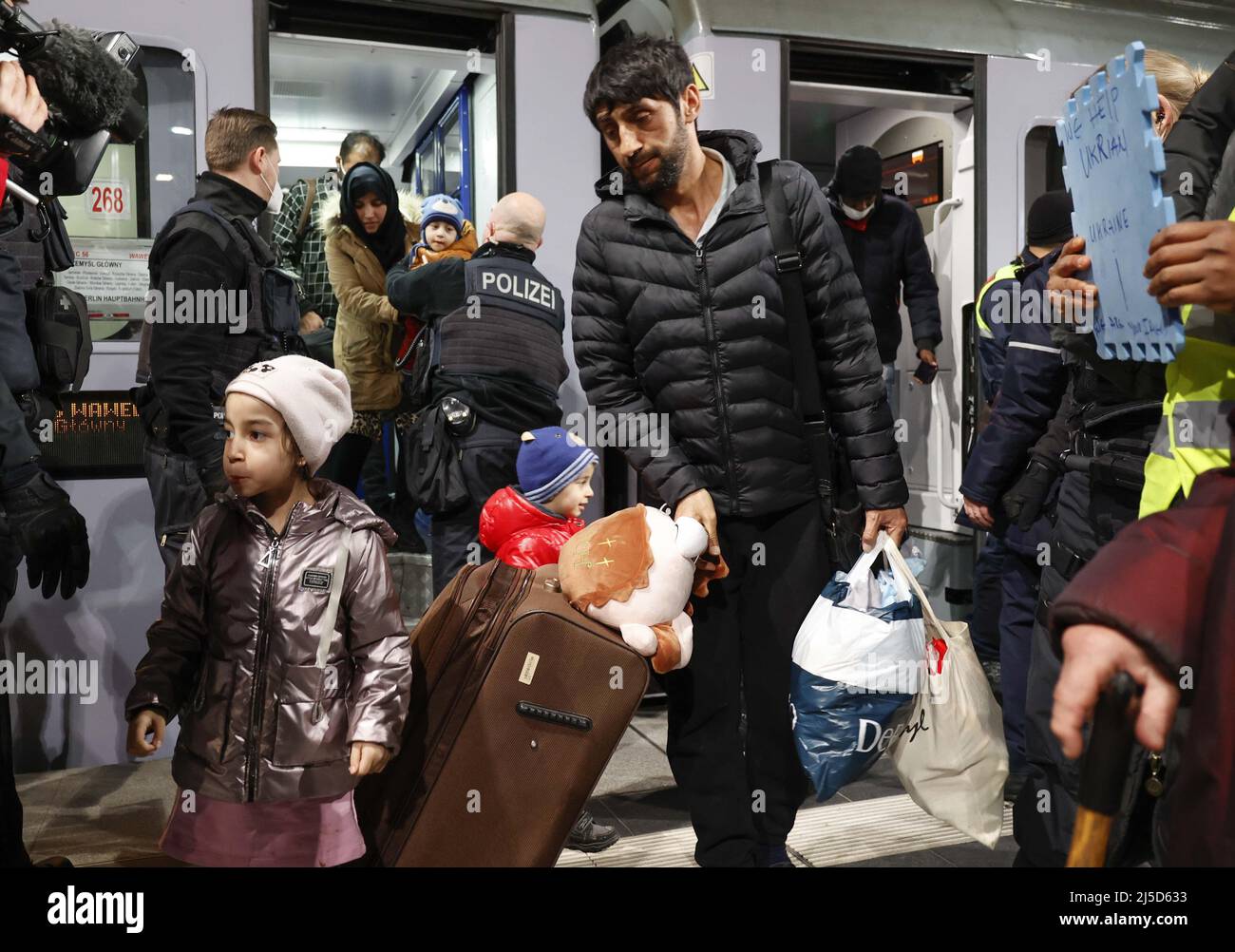 Berlin, 01.03.2022 - Refugees from Ukraine arrive at Berlin central station. The train from the Polish city of Przemysl on the Polish-Ukrainian border brought hundreds of refugees to Germany. [automated translation] Stock Photo