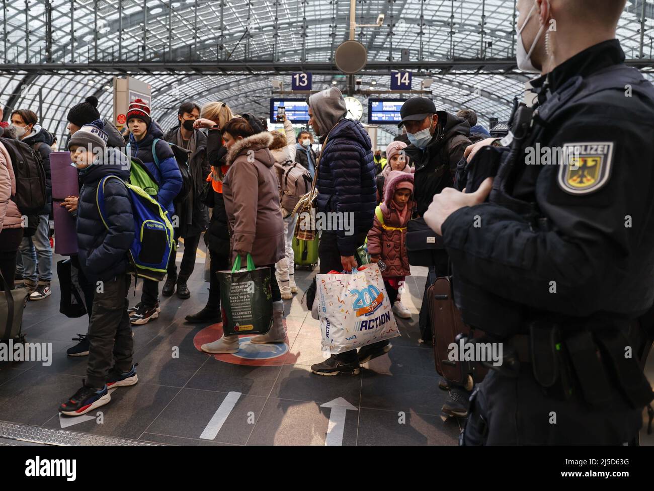 Berlin, 03.03.2022 - Refugees from Ukraine arrive with their children at Berlin Central Station. Volunteers help the refugees. Thousands of refugees from Ukraine have already arrived in Germany. [automated translation] Stock Photo