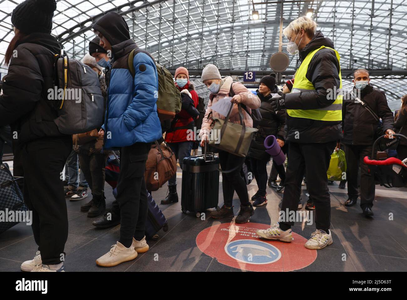 Berlin, 03.03.2022 - Volunteers help refugees from Ukraine arriving at Berlin Central Station. Thousands of refugees from Ukraine have already arrived in Germany. [automated translation] Stock Photo