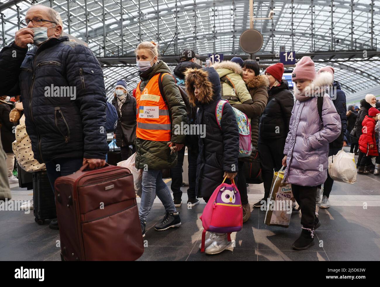 Berlin, 03.03.2022 - Refugees from Ukraine arrive with their children at Berlin Central Station. Volunteers help the refugees. Thousands of refugees from Ukraine have already arrived in Germany. [automated translation] Stock Photo