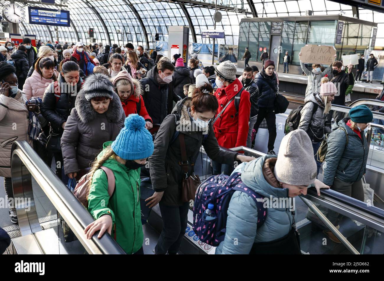 Berlin, 10.03.2022 - Refugees from Ukraine arrive at Berlin Central Station on a train from Poland. Thousands of refugees from Ukraine have already arrived in Germany. [automated translation] Stock Photo