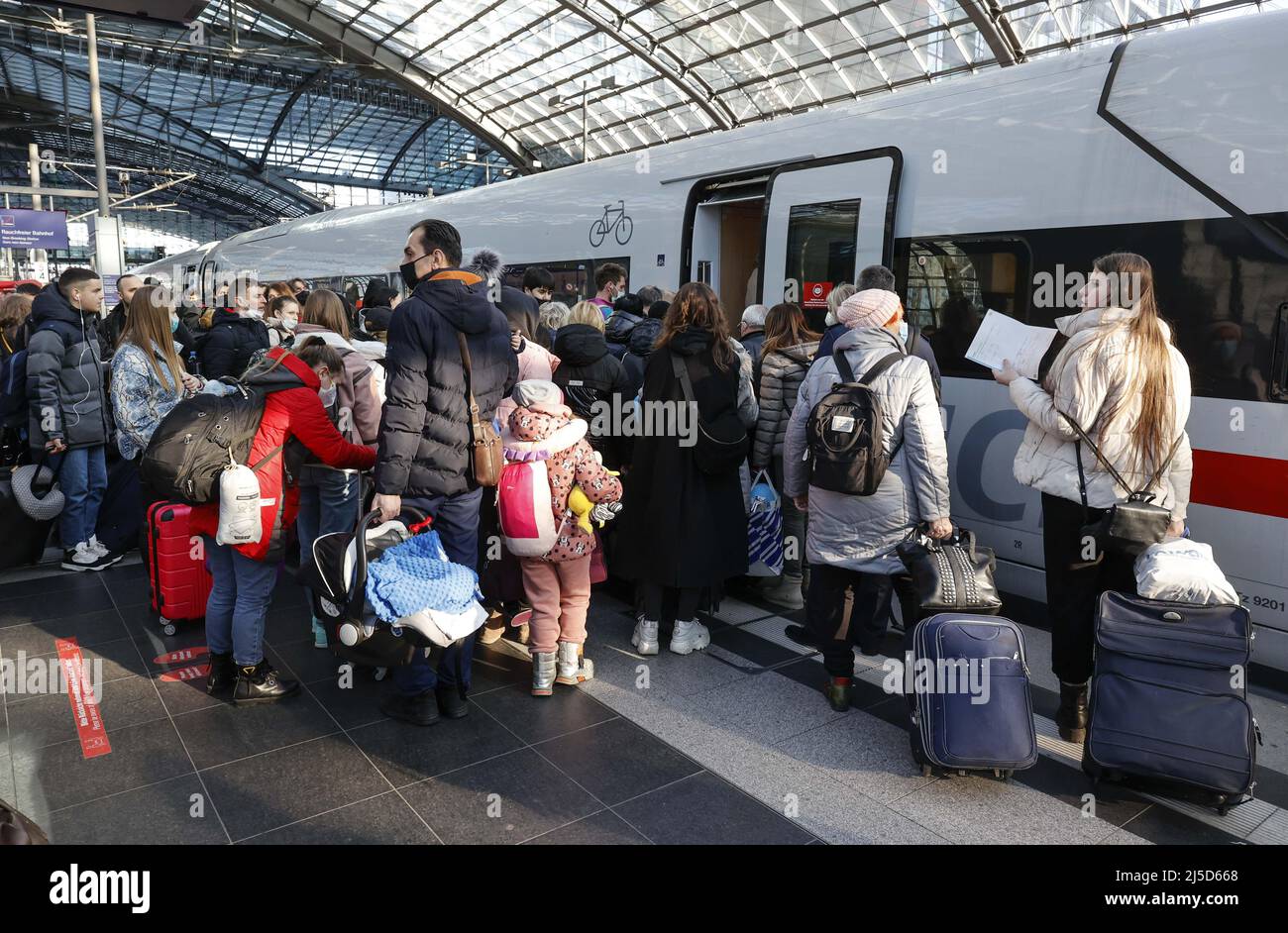 Berlin, 10.03.2022 - Refugees from Ukraine board a Deutsche Bahn ICE train for their onward journey at Berlin's main train station. Thousands of refugees from Ukraine have already arrived in Germany. [automated translation] Stock Photo