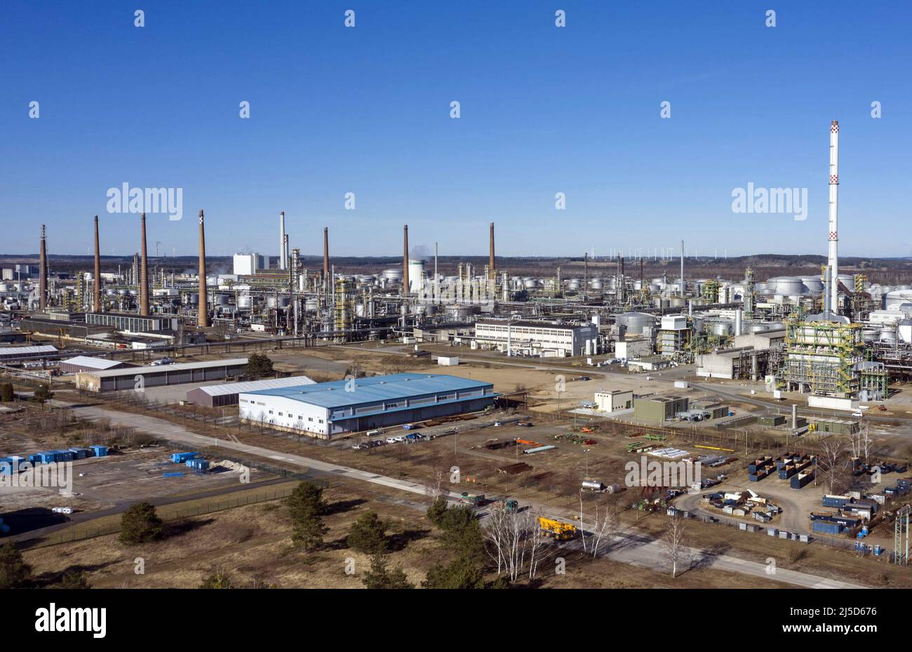'Schwedt, 07.03.2022 - Aerial view PCK-Raffinerie GmbH in Schwedt. The PCK refinery is supplied with crude oil from Russia via the ''Friendship'' pipeline. Due to the war in Ukraine, a ban on the import of Russian crude oil and gas is being considered. [automated translation]' Stock Photo