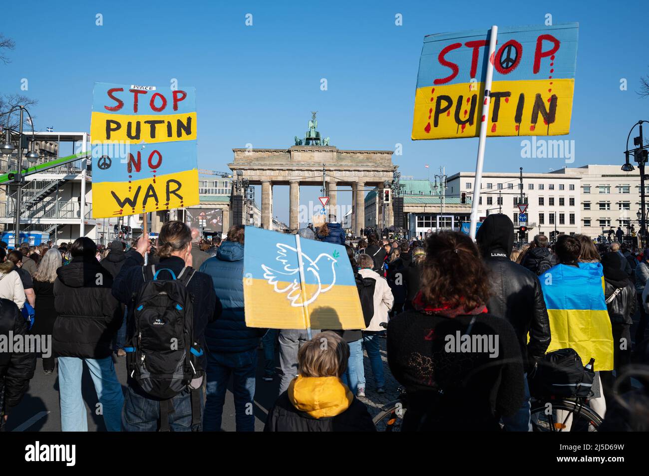 '20.03.2022, Berlin, Germany, Europe - Peace rally and benefit concert for Ukraine under the motto ''Sound of Peace'' at the Brandenburg Gate in the Mitte district. German artists and bands such as Peter Maffay, The BossHoss, Silbermond and many more will perform on the stage at the Platz des 18. Maerz. At the same time, the organizers are collecting money for the people in Ukraine and other war zones. [automated translation]' Stock Photo