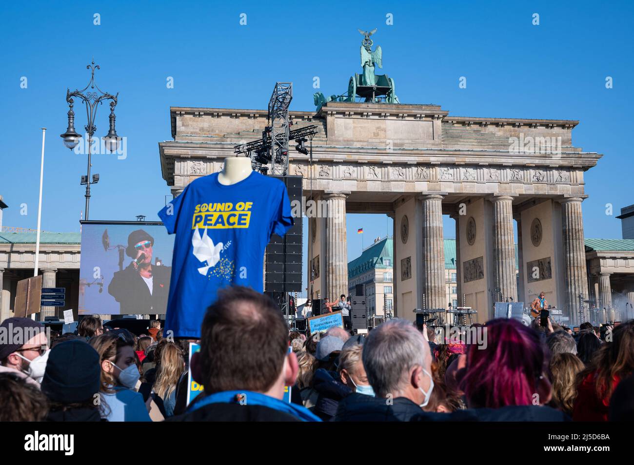 '20.03.2022, Berlin, Germany, Europe - Peace rally and benefit concert for Ukraine under the motto ''Sound of Peace'' at the Brandenburg Gate in the Mitte district. German artists and bands such as Peter Maffay, The BossHoss, Silbermond and many more will perform on the stage at the Platz des 18. Maerz. At the same time, the organizers are collecting money for the people in Ukraine and other war zones. [automated translation]' Stock Photo