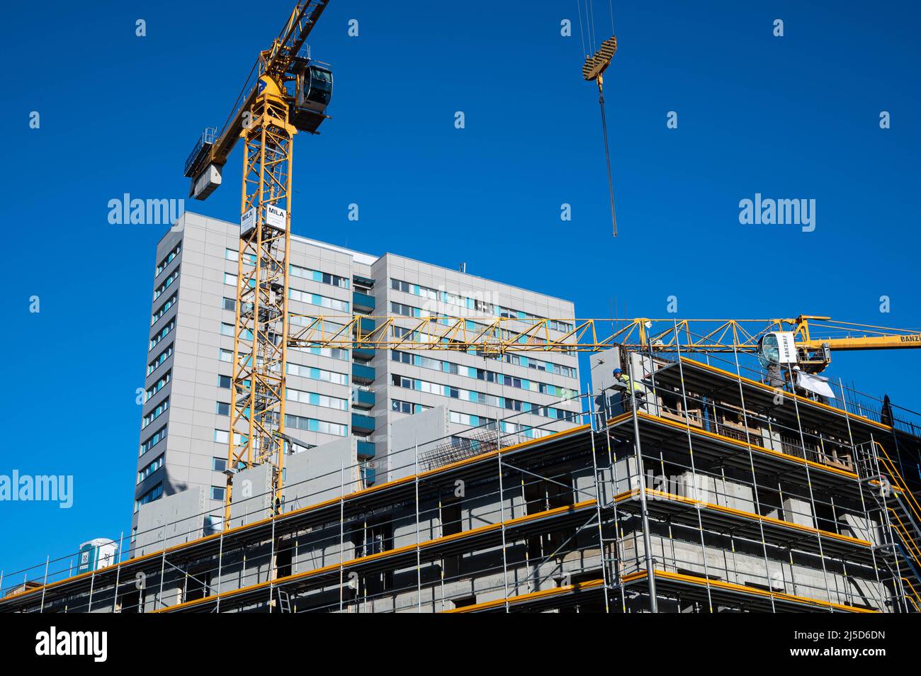 18.03.2022, Berlin, Germany, Europe - Construction workers on a building site for new apartments and businesses in the residential area Fischerinsel of the district Mitte. [automated translation] Stock Photo