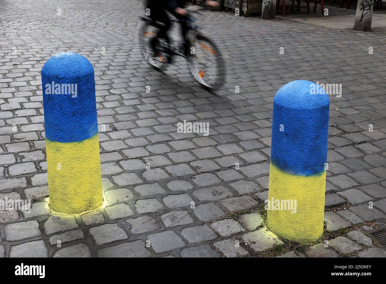 Berlin, 04.04.2022 - Street bollards are painted in the colors of the Ukrainian national flag in a street in Berlin. [automated translation] Stock Photo