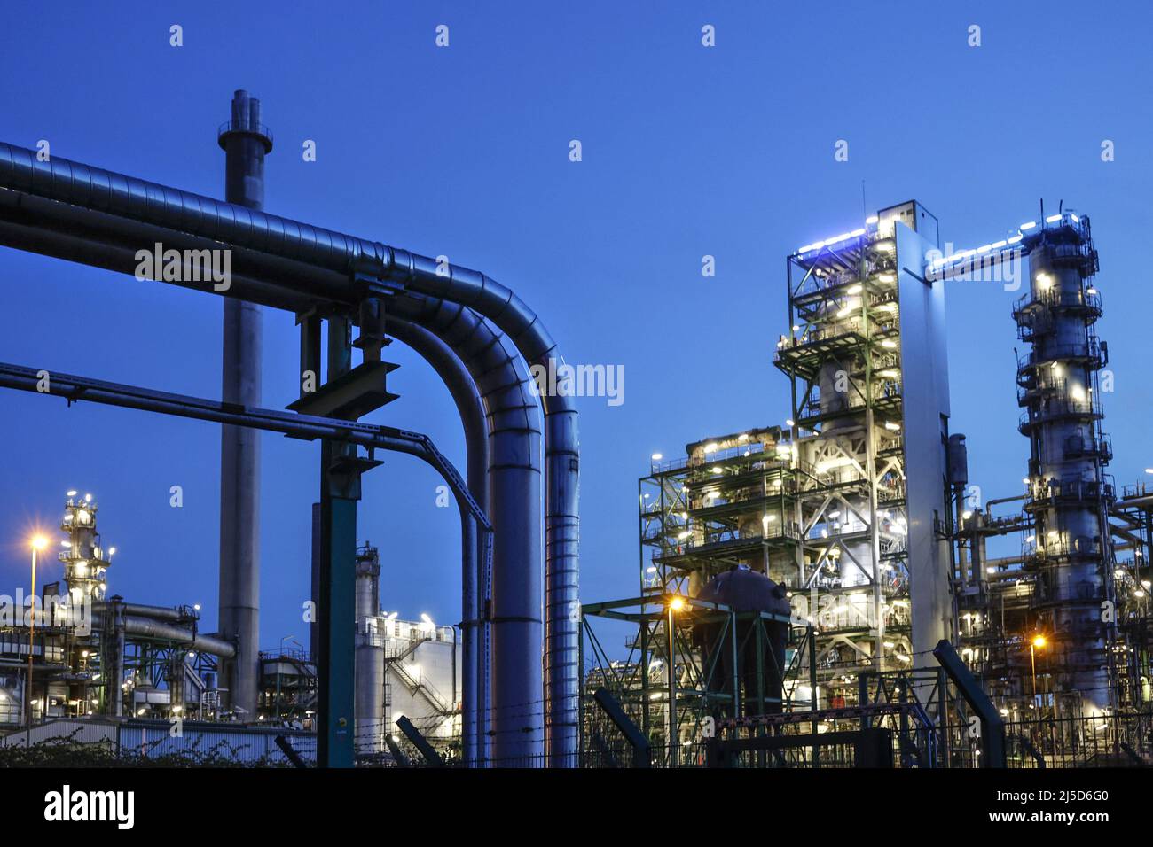 Gelsenkirchen, 10.04.2022 - Pipelines at the bp Ruhr Oel GmbH refinery in Gelsenkirchen Horst. Due to the war in Ukraine, oil prices have temporarily risen to almost 140 dollars per barrel. [automated translation] Stock Photo