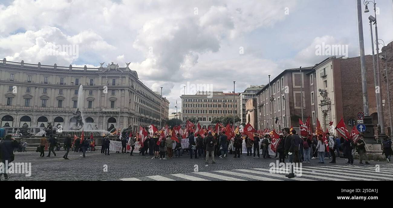 Rome, Italy. 22 aprile 2022. Sciopero nazionale USB della produzione e corteo da piazza della Repubblica. Credit: Antonio Nardelli / Alamy Live News Stock Photo