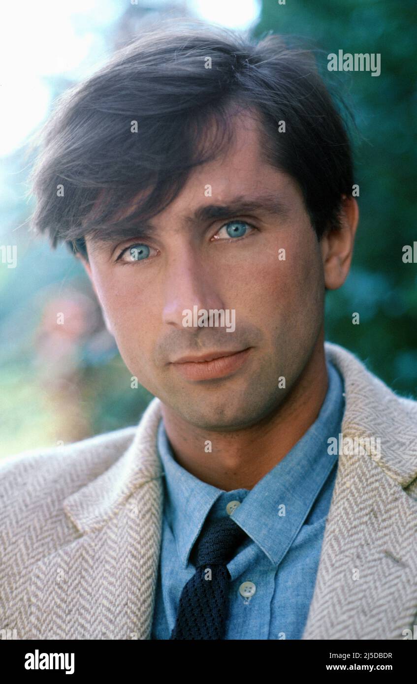 Thierry Lhermitte's Instagram, Twitter & Facebook on IDCrawl