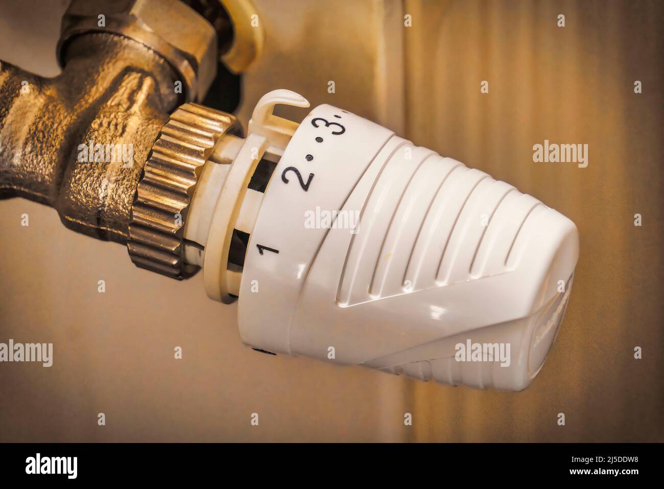 Thermostatventil an einem Heizkörper, Heizung, Energiesparen, Symbolfoto Stock Photo
