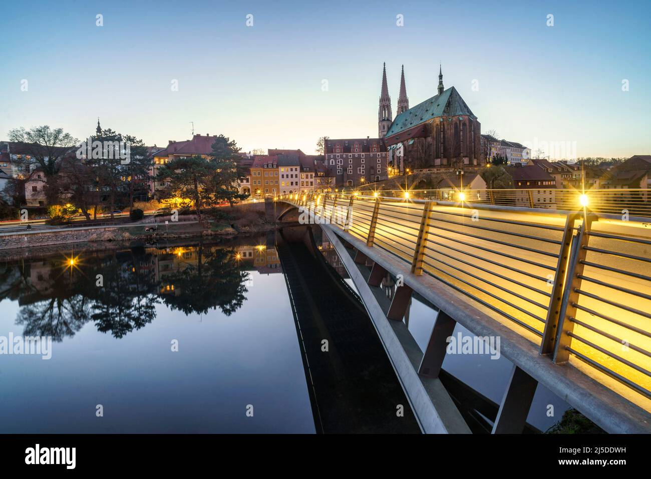 Stadtpanorama mit Peterskirche, Neiße, Görlitz, Sachsen, Fußgängerbrücke nach Polen, Dämmerung, Deutschland, Europa Stock Photo