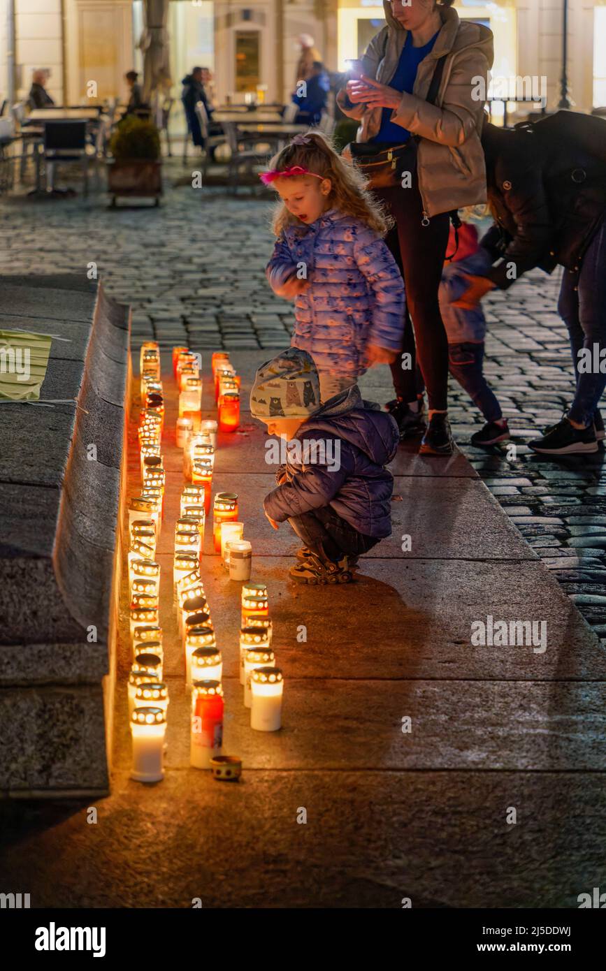 Ukrainer zünden Kerzen vor der Frauenkriche in Dresden an als Protest gegen den Ukraine Krieg. Mahnwache, Solidarität, Friedensapell, Stock Photo