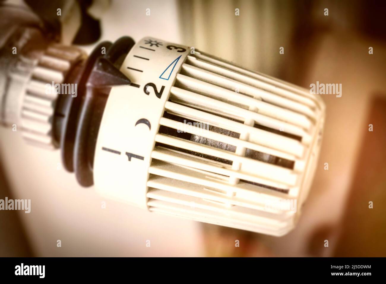 Thermostatventil an einem Heizkörper, Heizung, Energiesparen, Symbolfoto Stock Photo