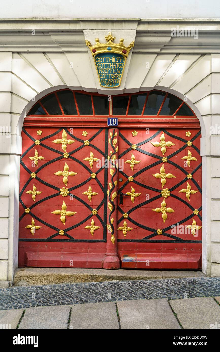 Eingangstür mit echten Blattgoldbeschlägen von 1727, Barockhaus, Neißstraße, Görlitz, Oberlausitz, Sachsen, Deutschland Stock Photo