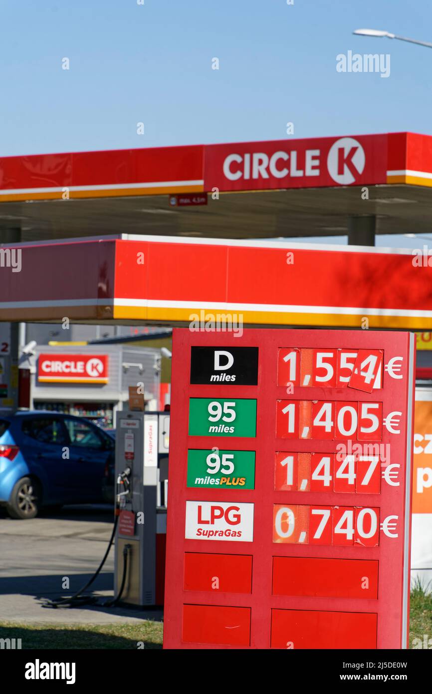 billiger Sprit bei Circle K Tankstellen in Zgorzelec, Polen. Der Benzinpreis am 23.02.2022 war für Diesel 1,55 € , Super 1,405 in Polen, während die S Stock Photo