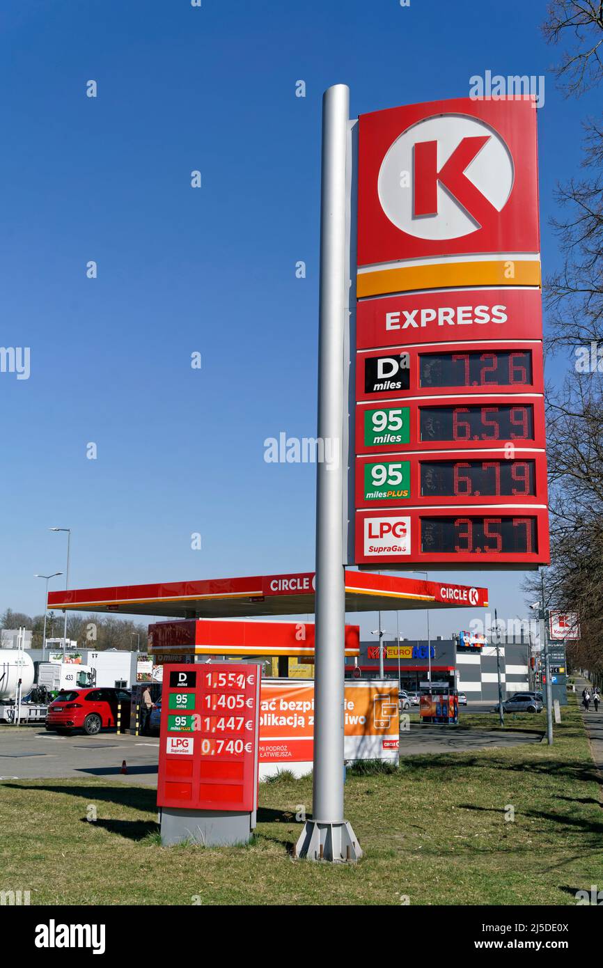 billiger Sprit bei Circle K Tankstellen in Zgorzelec, Polen. Der Benzinpreis am 23.02.2022 war für Diesel 1,55 € , Super 1,405 in Polen, während die S Stock Photo