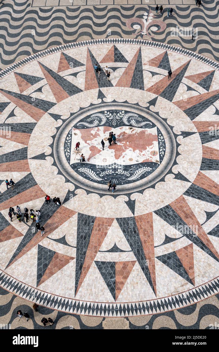 Windrosenmosaik am Fuße des Padrão dos Descobrimentos oder Denkmal der Entdeckungen, in Belém, Lissabon, Portugal, Europa Stock Photo