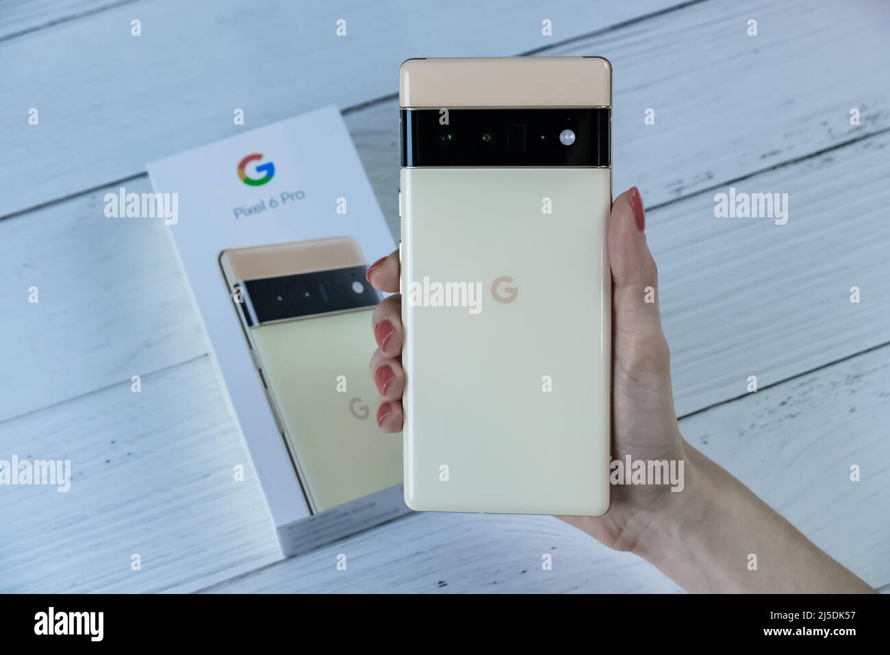 Google Pixel 6 Pro in sorta sunny color Stock Photo - Alamy