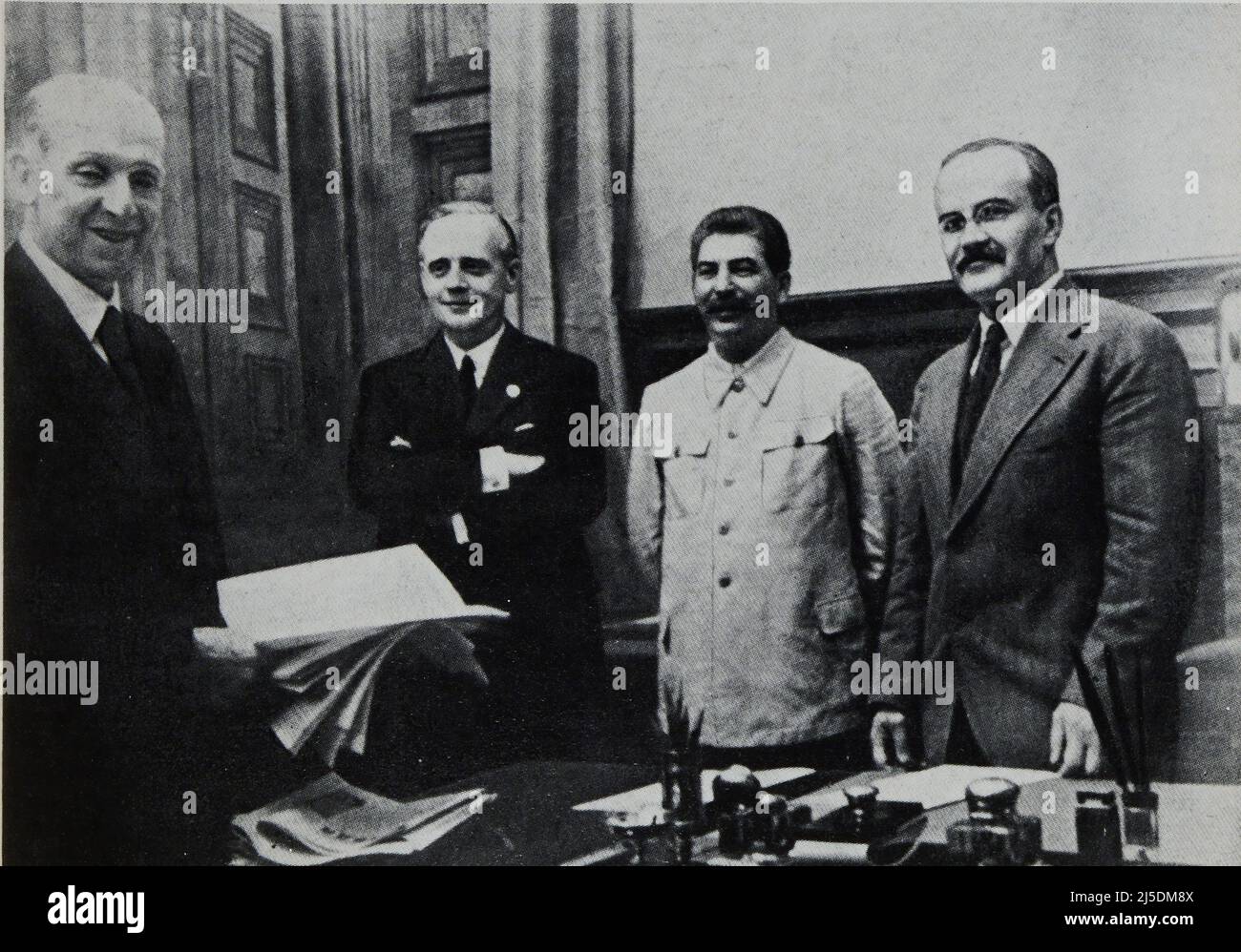 Eng translation : ' The signing of the German-Soviet non-aggression pact. From right to left: Messrs. Molotov, Stalin, von Ribbentrop and Gaus  ' - Original in french : ' La signature du pacte de non-agression germano-soviétique. De droite à gauche : MM. Molotov, Staline, von Ribbentrop et Gaus ' - Extract from 'L'Illustration Journal Universel' - French illustrated magazine - 1939 Stock Photo