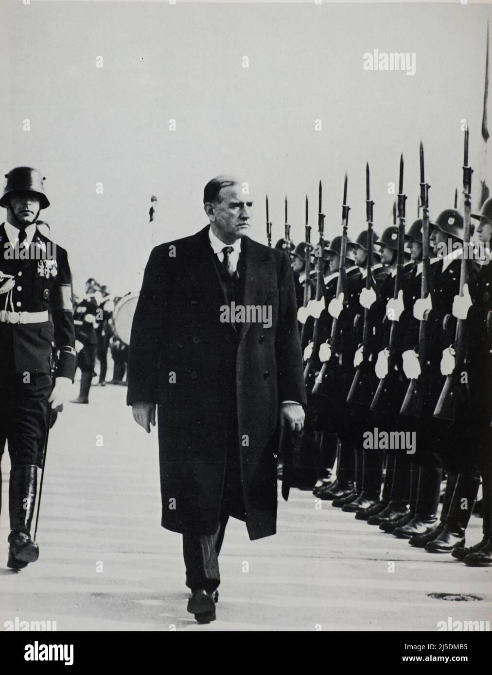 Eng translation : ' THE ARRIVAL OF M. EDOUARD DALADIER IN MUNICH ON SEPTEMBER 29 On his descent from the plane, the President of the French Council reviews the company of honor ' - Extract from 'L'Illustration Journal Universel' - French illustrated magazine - 1938 Stock Photo