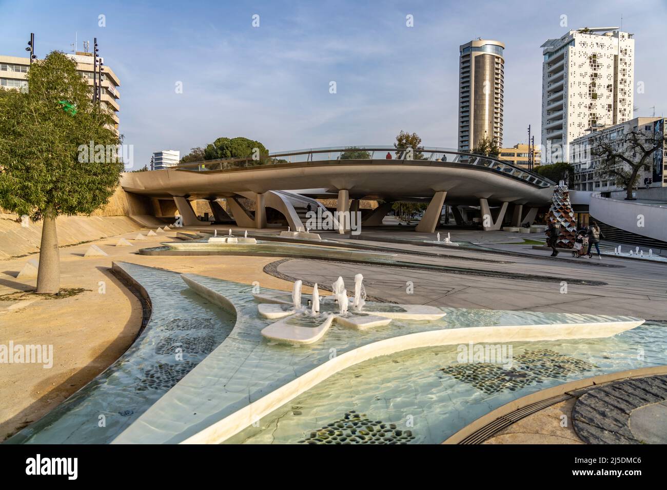 Moderne Architektur und Brunnen des Eleftheria Platz, Nikosia, Zypern, Europa  |  Modern architecture and fountain on Eleftheria Square Nicosia, Cypru Stock Photo