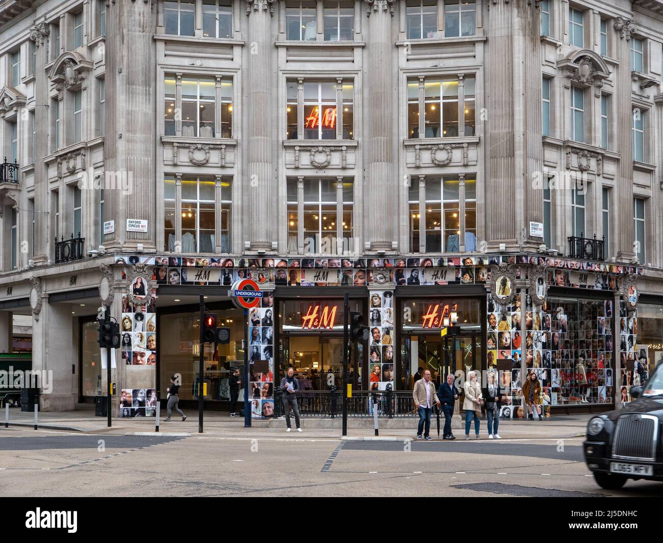 Hm Department Store On Oxford Circus In London Stock Photo Download Image  Now In Front Of, People, Store IStock | lupon.gov.ph