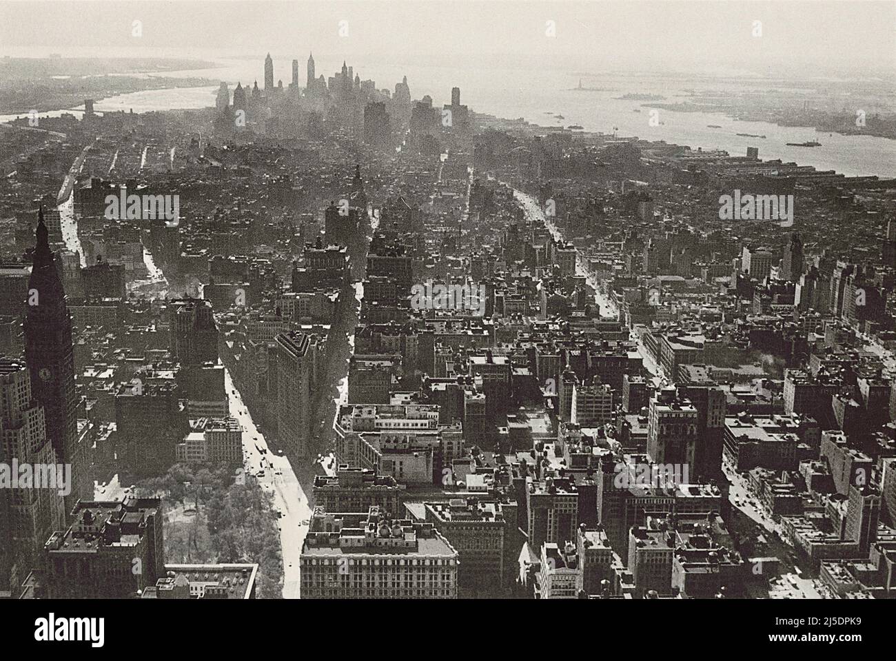 1950s new york city skyline hi-res stock photography and images - Alamy