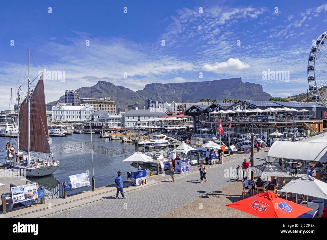 Victoria & Alfred (V&A) Waterfront harbour along Table Bay and the Table Mountain at Cape Town / Kaapstad, Western Cape Province, South Africa Stock Photo