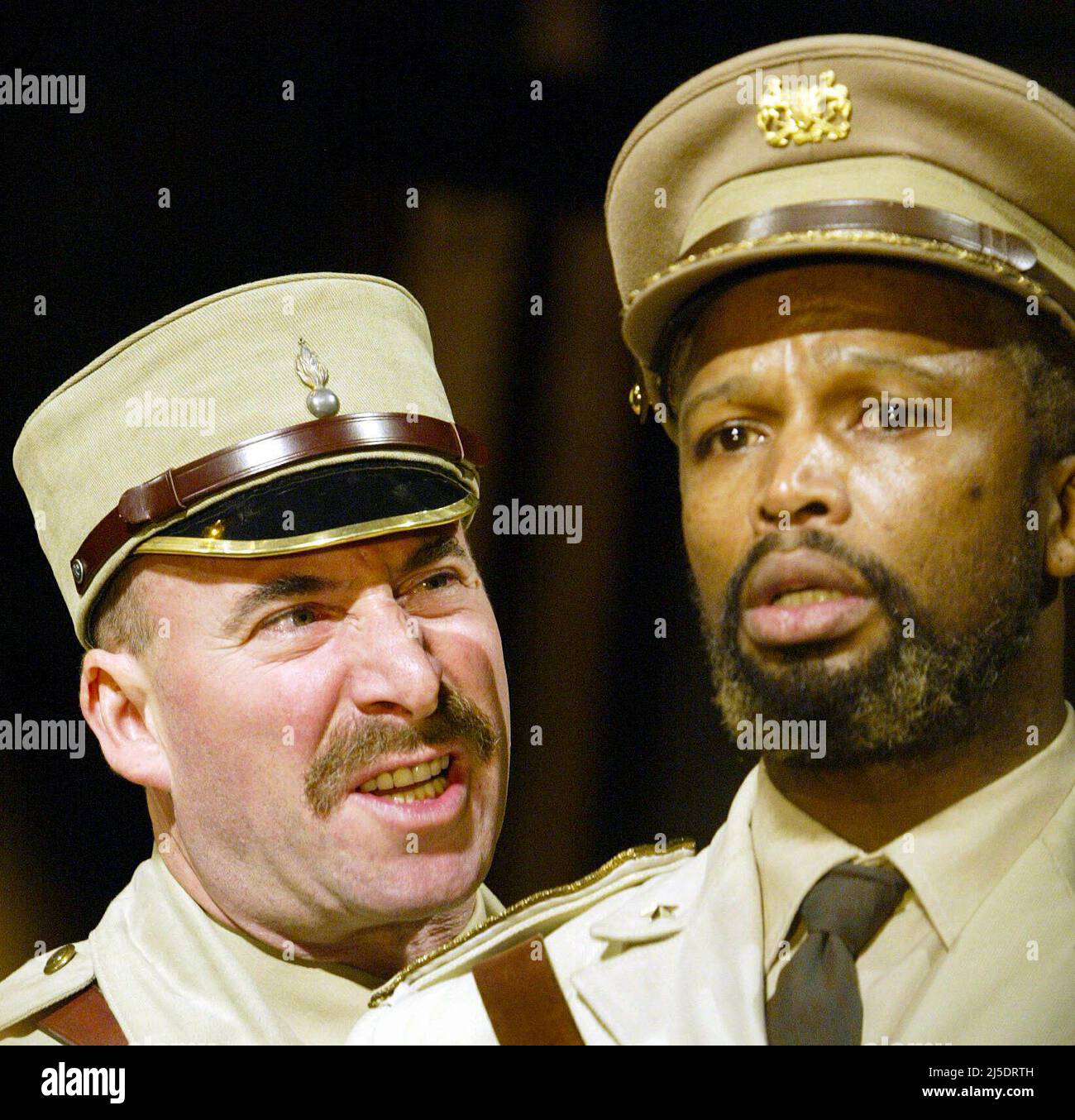 l-r: Antony Sher (Iago), Sello Maake ka Ncube (Othello) in OTHELLO by Shakespeare at the Royal Shakespeare Company (RSC), Swan Theatre, Stratford-upon-Avon  18/02/2004  music: Adrian Lee  design: Stephen Brimson Lewis  lighting: Tim Mitchell  fights: Terry King  movement: Michael Ashcroft  director: Gregory Doran Stock Photo
