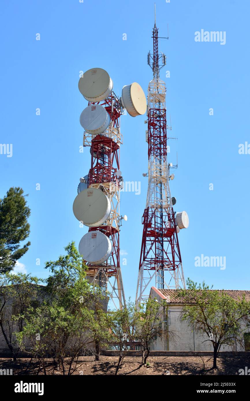 Torre de telecomunicaciones en lo alto de una montaña Stock Photo