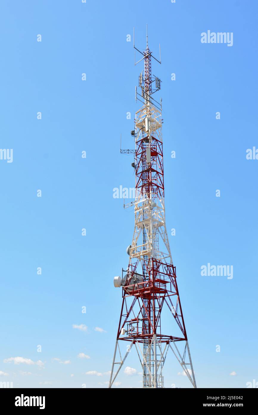 Torre de telecomunicaciones en lo alto de una montaña Stock Photo