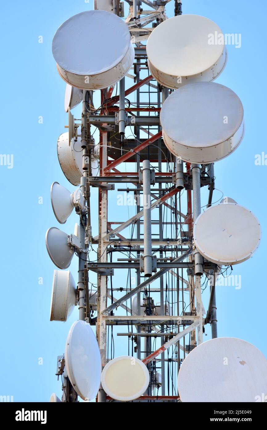 Teléfono móvil antena emisora de telecomunicaciones Fotografía de stock -  Alamy