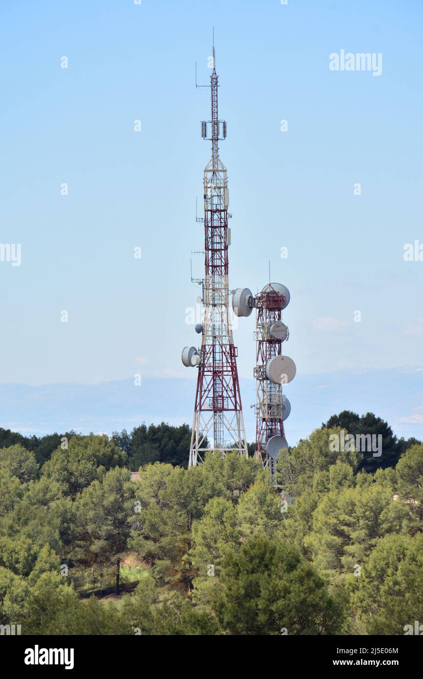 Torre de telecomunicaciones en lo alto de una montaña en Sierra Elvira, Granada, España Stock Photo