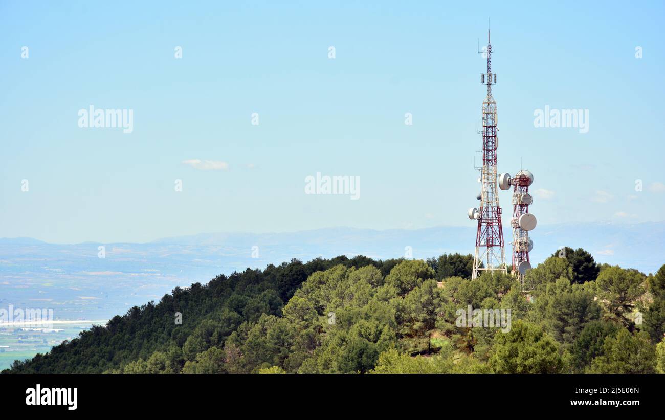 Torre de telecomunicaciones en lo alto de una montaña en Sierra Elvira, Granada, España Stock Photo