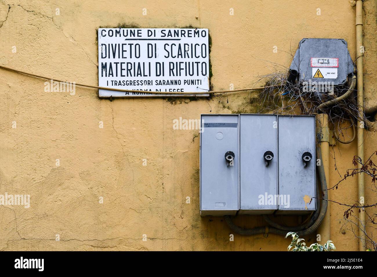 Sign of ban on the dumping of waste hanging next to electricity meters in a street of the old town, Sanremo, Imperia, Liguria, Italy Stock Photo