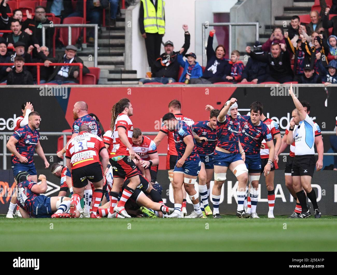 Rugby union referee signals hi-res stock photography and images - Alamy