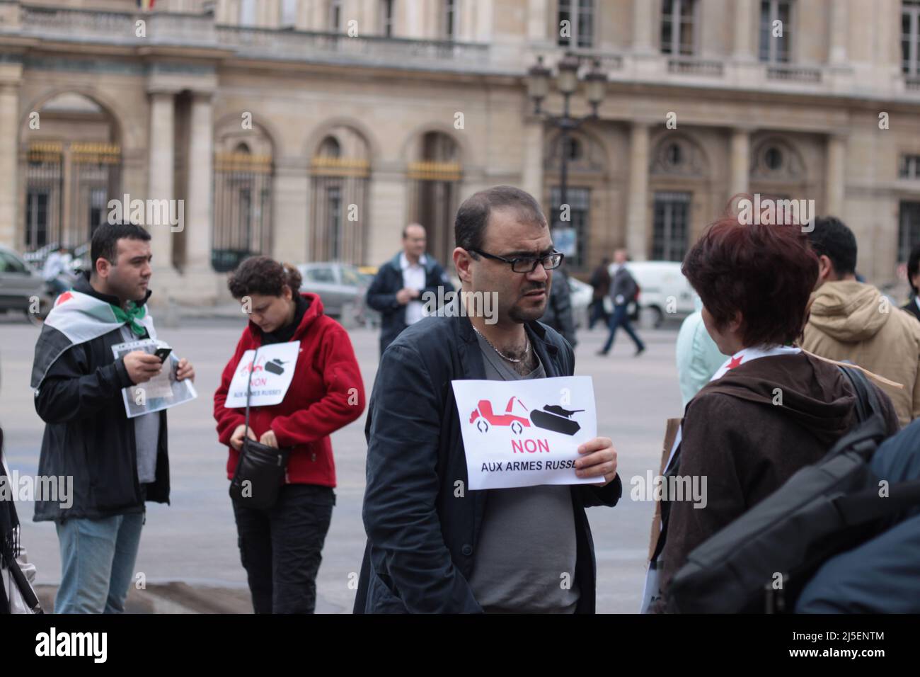 Manifestation Avaaz contre le salon mondial d'armement Eurosatory : activiste syrien 'non aux armes russes' Stock Photo