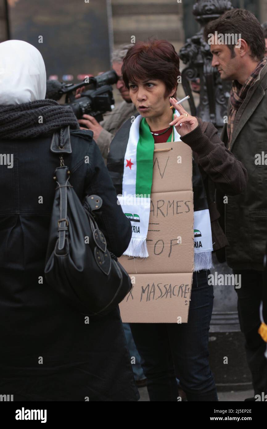 Manifestation Avaaz contre le salon mondial d'armement Eurosatory : femme qui porte un panneau Non aux armes Stop aux massacres Stock Photo