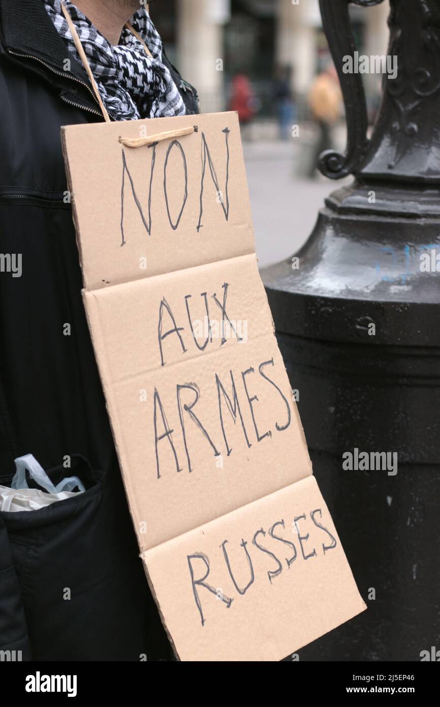 Manifestation Avaaz contre le salon mondial d'armement Eurosatory : panneau Non aux armes russes Stock Photo