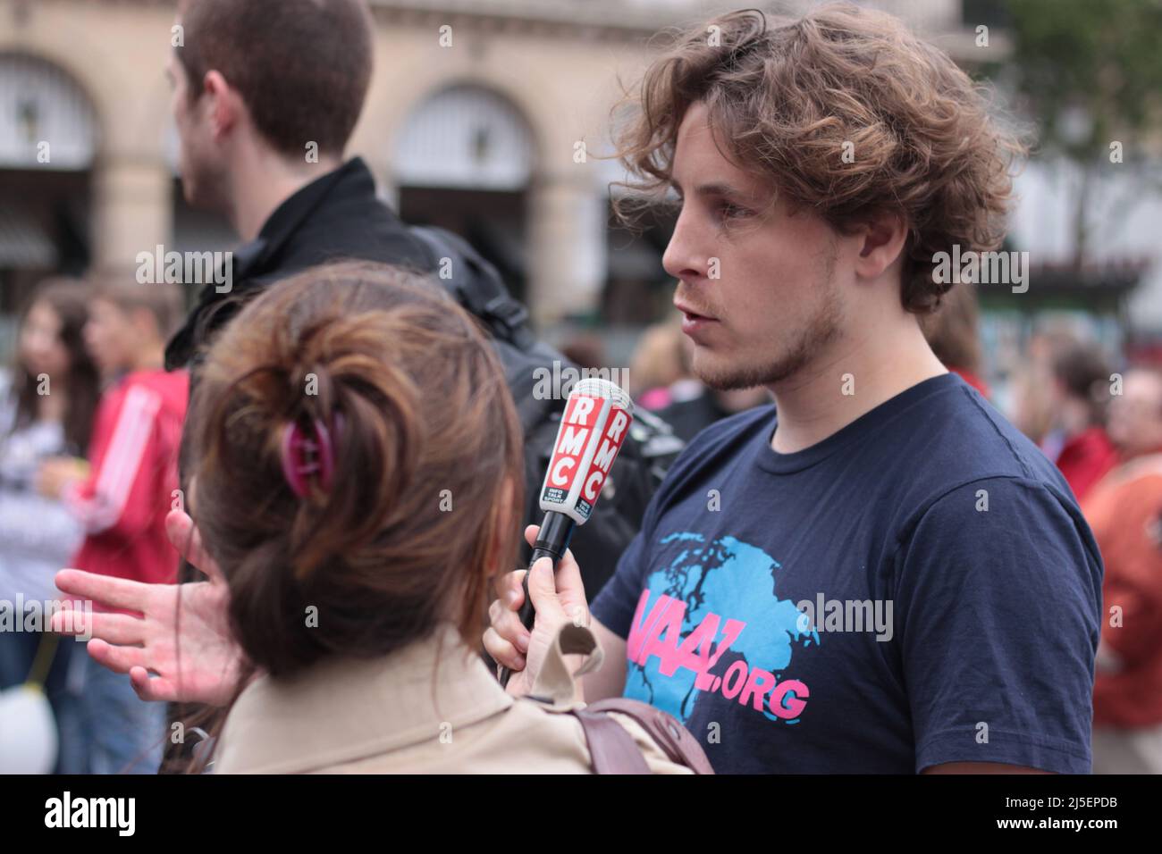 Julien Bayou à la Manifestation Avaaz contre le salon mondial d'armement Eurosatory Stock Photo