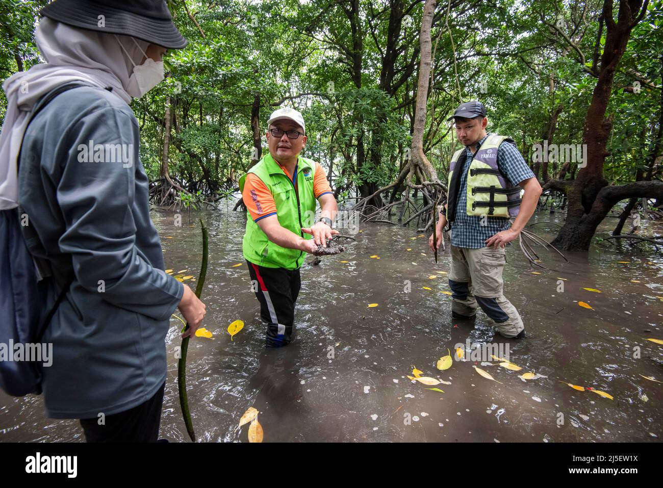 Johor Bahru, Malaysia. 20th Apr, 2022. Richard Chan (C), a local ...