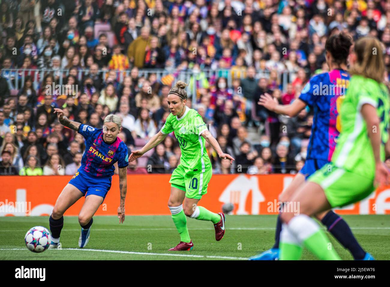 Svenja Huth (C) of VfL Wolfsburg Women and Maria Leon (L) of FC ...