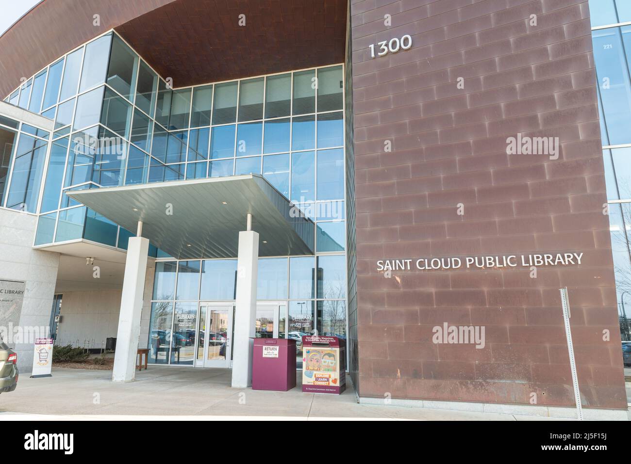 SAINT CLOUD, MINNESOTA - February 19, 2022: The Saint Cloud Public Library's front entrance is photographed with a sign for the library on the right. Stock Photo