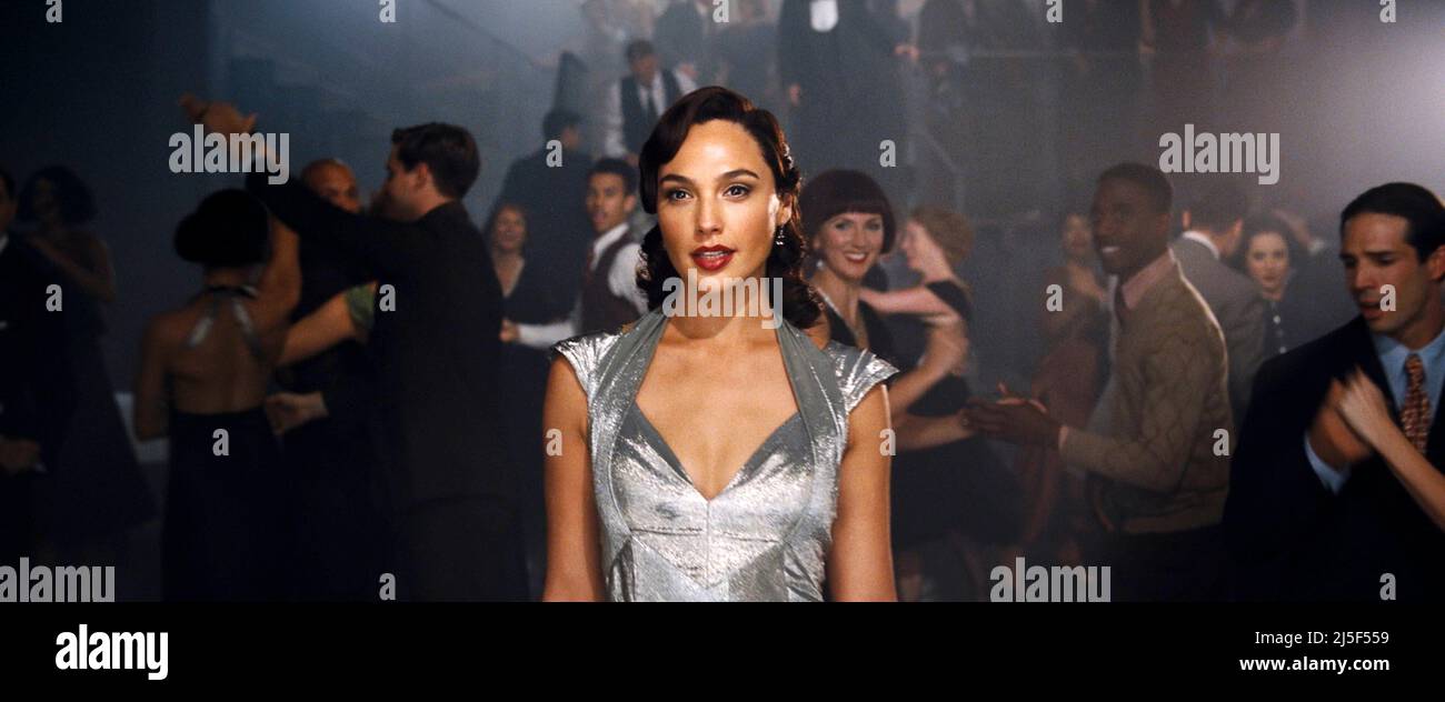 GAL GADOT in DEATH ON THE NILE (2021), directed by KENNETH BRANAGH. Credit: 20TH CENTURY STUDIOS / Album Stock Photo