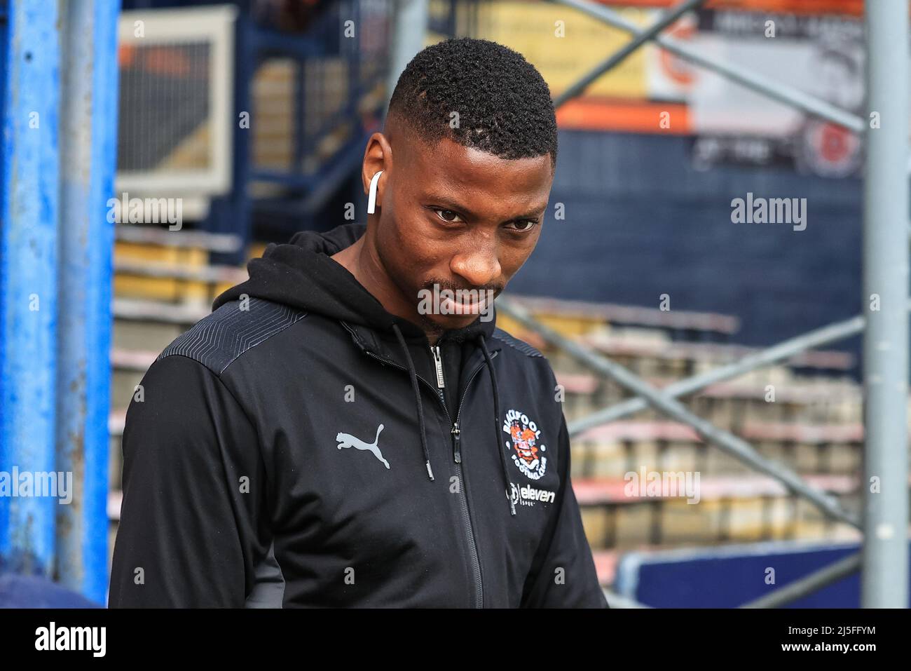 Marvin Ekpiteta 21 of Blackpool arrives at Kenilworth Road Stock Photo
