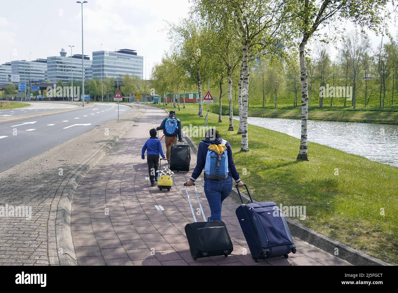 Schiphol, Netherlands. 23rd Apr, 2022. 2022-04-23 12:07:01 SCHIPHOL - Travelers walk with their suitcases towards Schiphol Airport. Due to the strike at Schiphol and the accompanying safety reasons, the exits at Schiphol of the A4 motorway are closed. ANP JEROEN JUMELET netherlands out - belgium out Credit: ANP/Alamy Live News Stock Photo