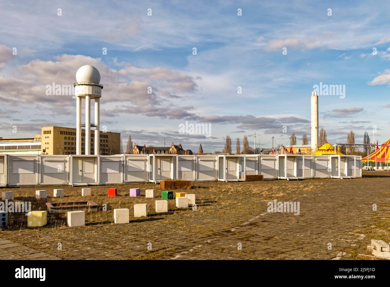 Tempelhofer Feld, Radarturm des ehemaligen Flughafen Berlin-Tempelhof, leerstehende Wohncontainer für Asylanten,  Berlin, Deutschland, Europa Stock Photo